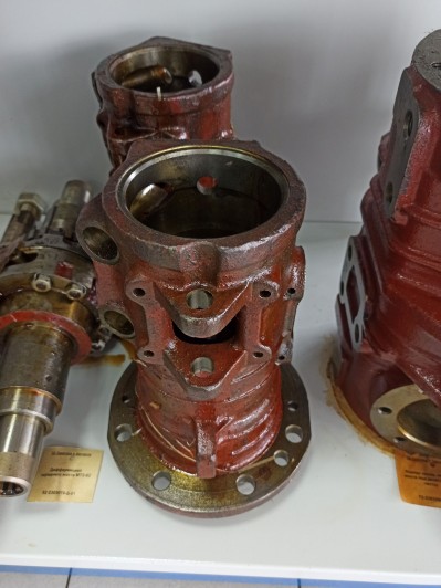 Крышка картера переднего моста